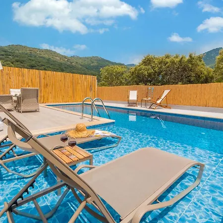 Villa Tas , Sehre Cok Yakin