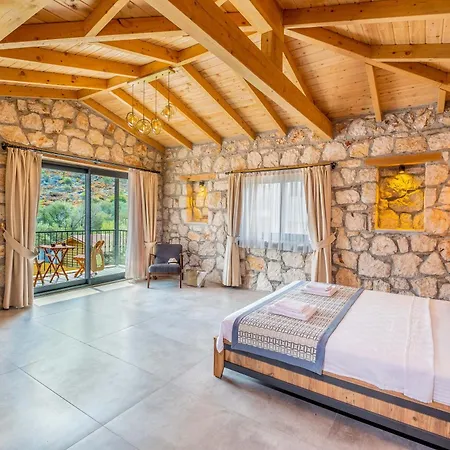 Villa Tas , Sehre Cok Yakin *