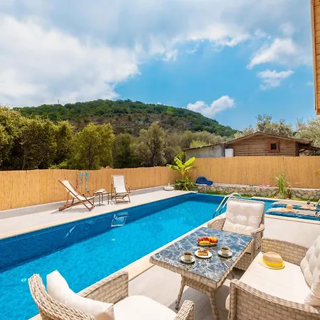 Villa Tas , Sehre Cok Yakin Kas
