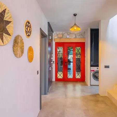 Villa Tas , Sehre Cok Yakin *