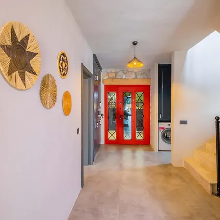 Villa Tas , Sehre Cok Yakin Kas