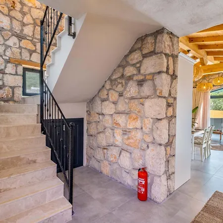 Tas , Sehre Cok Yakin Villa Kas